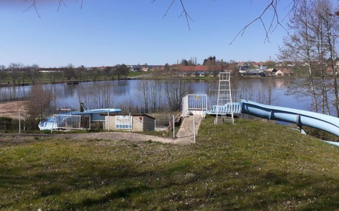 Studios Etape Du Lac Бурбон-Ланси Экстерьер фото